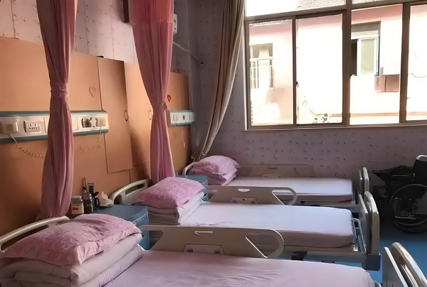 千金小姐为抢走女主的男友，半夜故意点女主家的20份鸡肉外卖